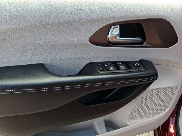 Thumbnail: 2023 Chrysler Voyager - 13