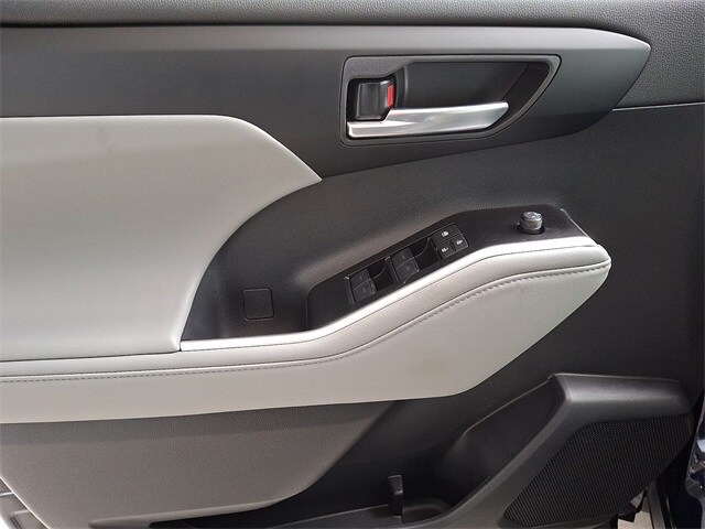 Thumbnail: 2026 Toyota Highlander - 10