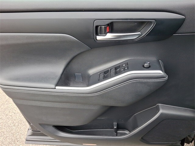 Thumbnail: 2023 Toyota Highlander - 13