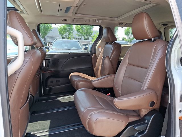 Thumbnail: 2017 Toyota Sienna - 9