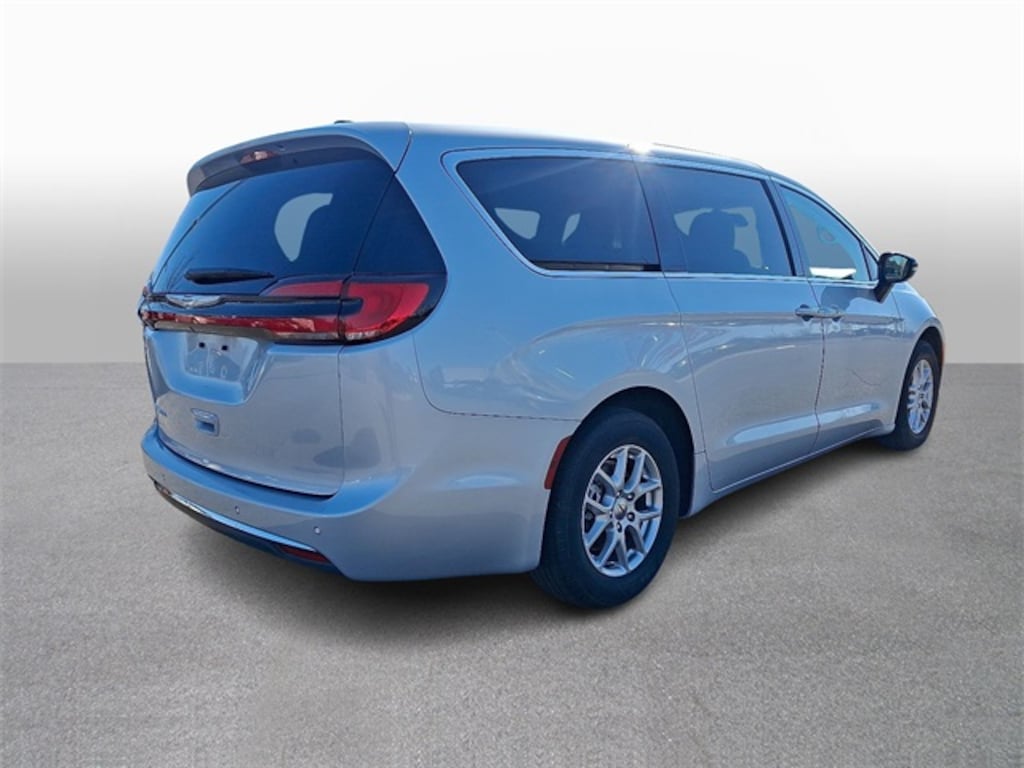 Used 2024 Chrysler Pacifica Touring L Minivan/Van