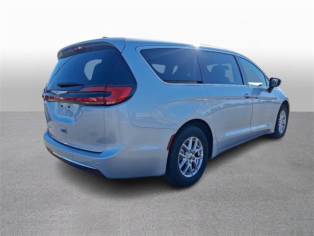 2024 Chrysler Pacifica Touring L photo 4