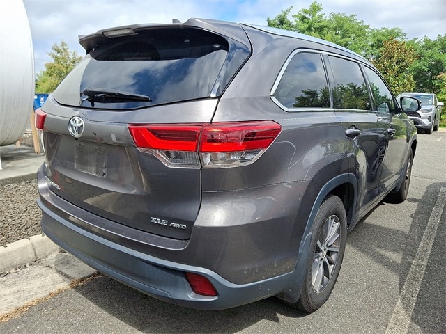 Thumbnail: 2017 Toyota Highlander - 7