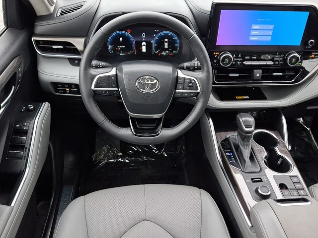 Thumbnail: 2023 Toyota Highlander - 12