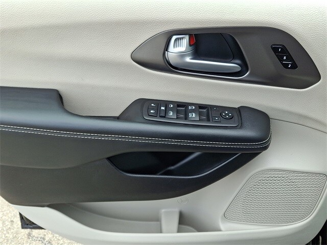 Thumbnail: 2024 Chrysler Pacifica - 13