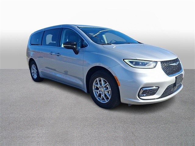 2024 Chrysler Pacifica Touring L photo 3
