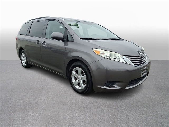 Thumbnail: 2017 Toyota Sienna - 3