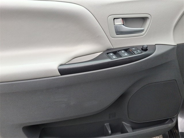 Thumbnail: 2017 Toyota Sienna - 13