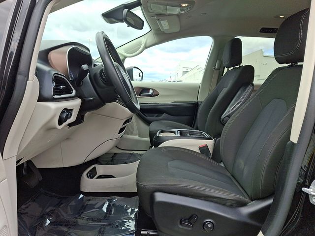 Thumbnail: 2023 Chrysler Voyager - 15