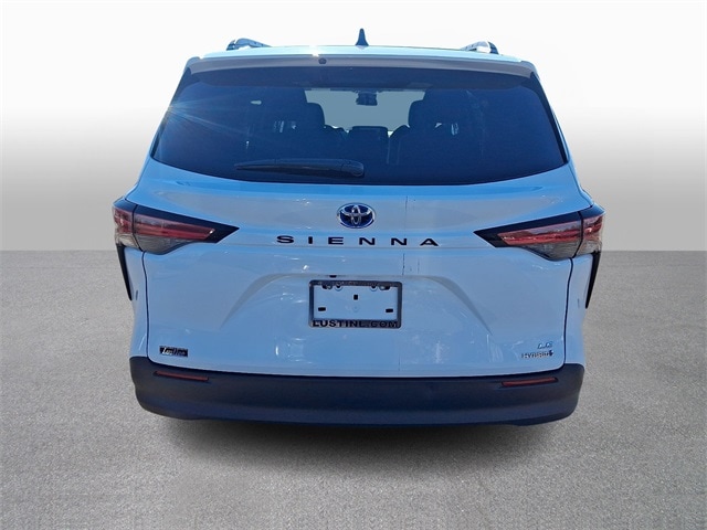 Thumbnail: 2022 Toyota Sienna - 5