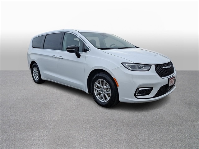 Thumbnail: 2024 Chrysler Pacifica - 3