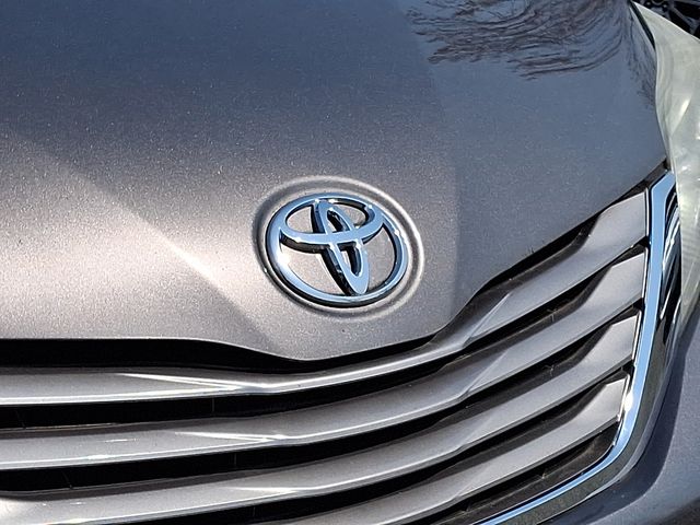 Thumbnail: 2015 Toyota Sienna - 9