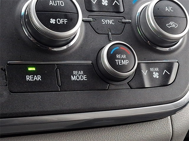 Thumbnail: 2017 Toyota Sienna - 25