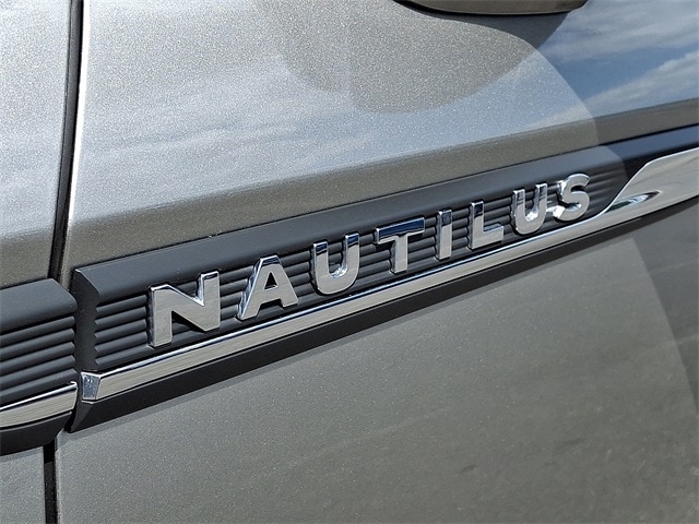 Thumbnail: 2023 Lincoln Nautilus - 32