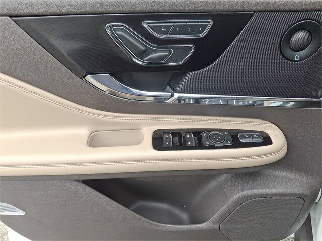 Thumbnail: 2022 Lincoln Corsair - 12