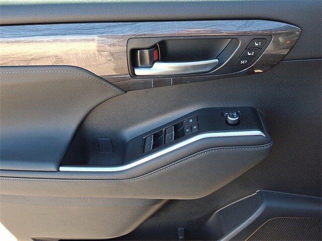 Thumbnail: 2026 Toyota Highlander - 13