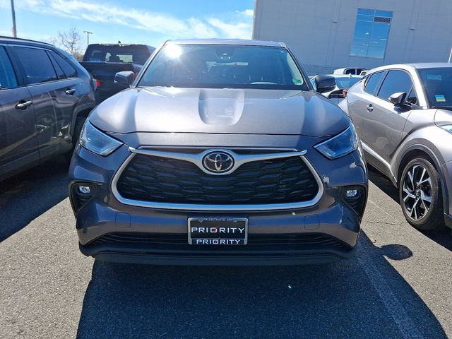 Thumbnail: 2022 Toyota Highlander - 4