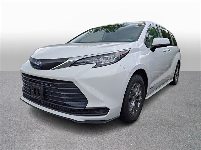 2021 Toyota Sienna LE Hero Image