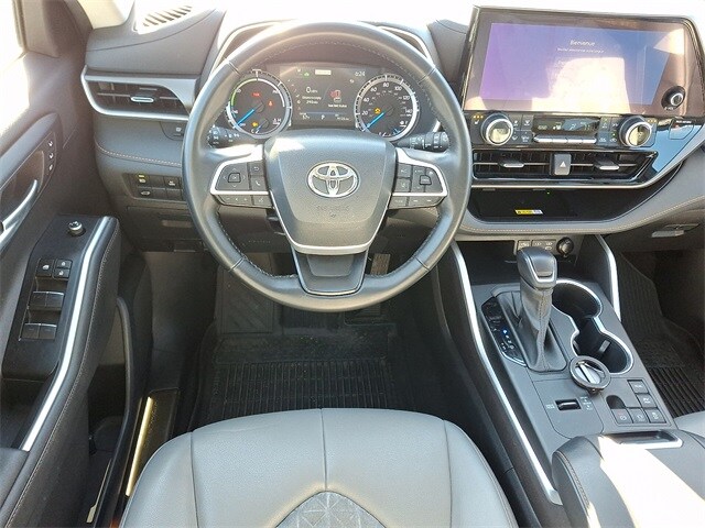 Thumbnail: 2023 Toyota Highlander - 12
