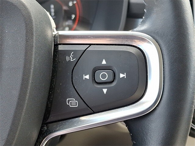 Thumbnail: 2021 Volvo XC40 - 21