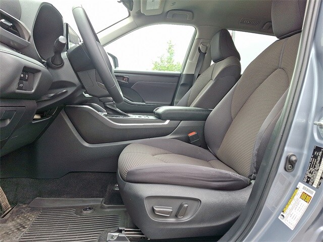 Thumbnail: 2023 Toyota Highlander - 14