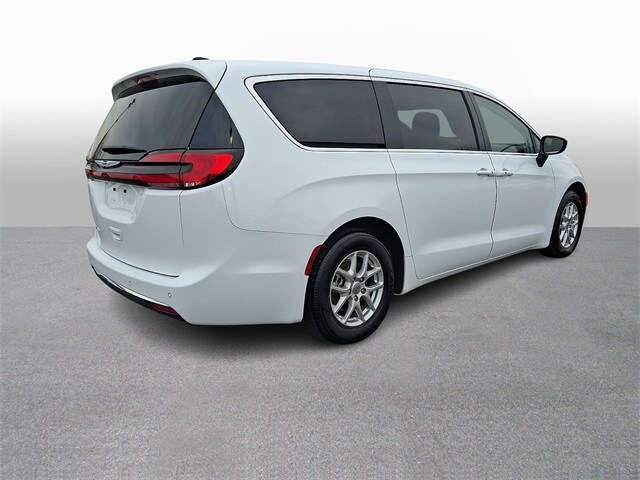Thumbnail: 2024 Chrysler Pacifica - 4