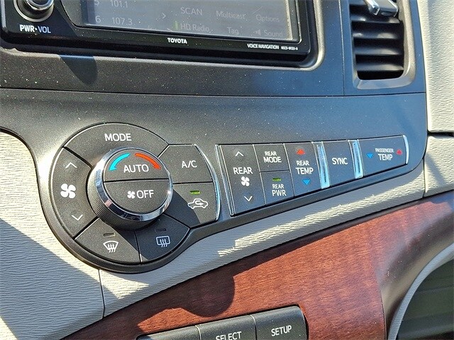 Thumbnail: 2014 Toyota Sienna - 11
