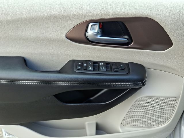 Thumbnail: 2023 Chrysler Voyager - 14