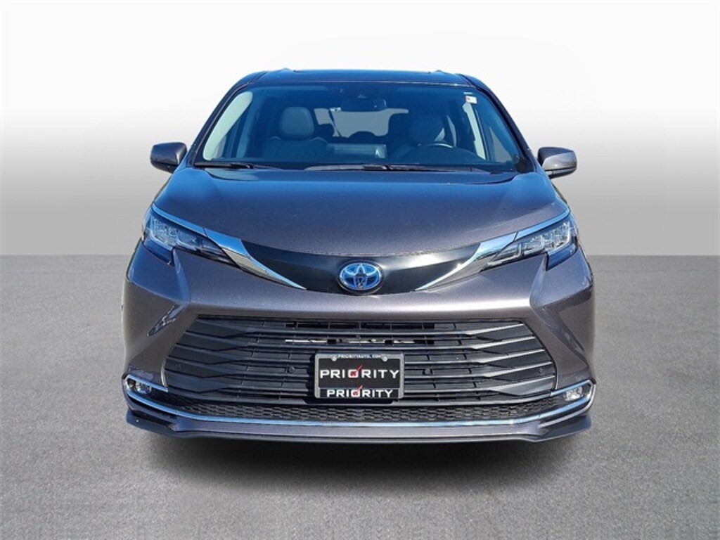 Used 2023 Toyota Sienna XLE Minivan/Van