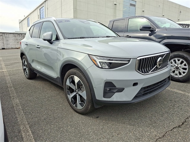 Thumbnail: 2024 Volvo XC40 - 3