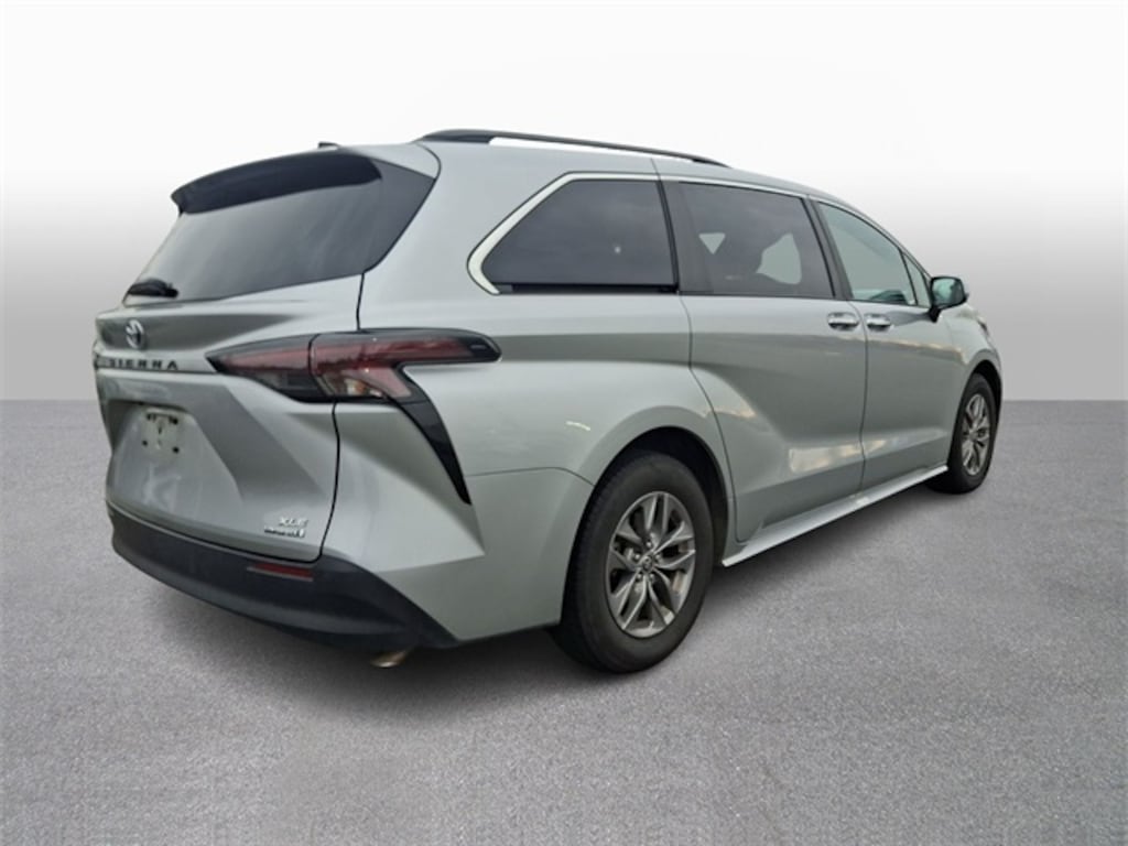 Used 2024 Toyota Sienna XLE Minivan/Van