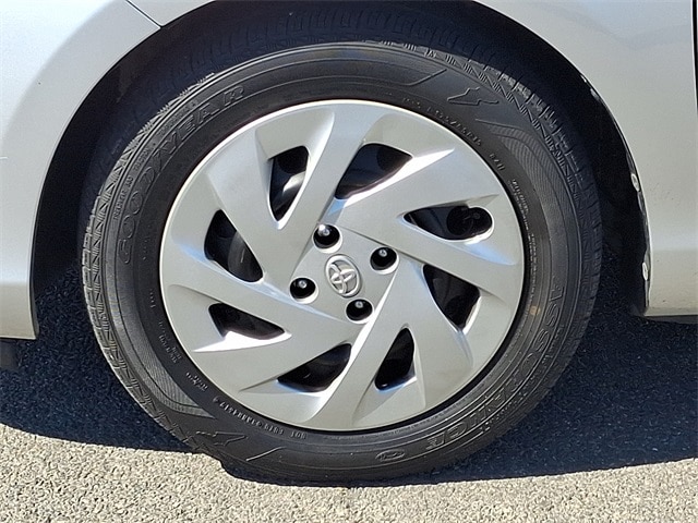 Thumbnail: 2016 Toyota Prius c - 8