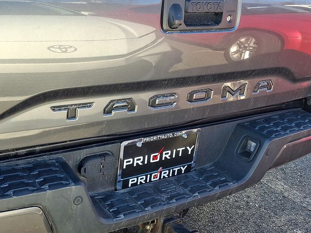 Thumbnail: 2018 Toyota Tacoma - 10