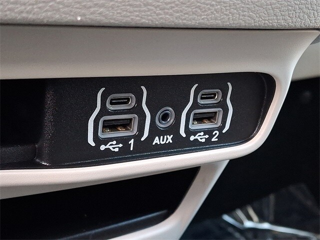 Thumbnail: 2023 Chrysler Voyager - 24