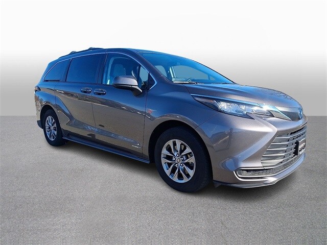Thumbnail: 2021 Toyota Sienna - 3