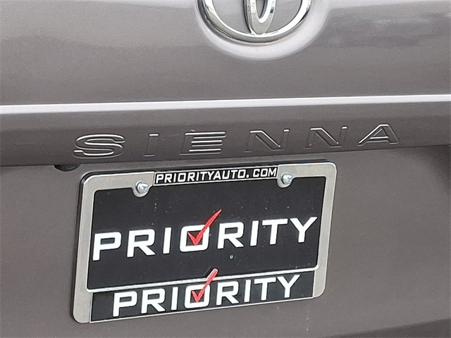 Thumbnail: 2017 Toyota Sienna - 30