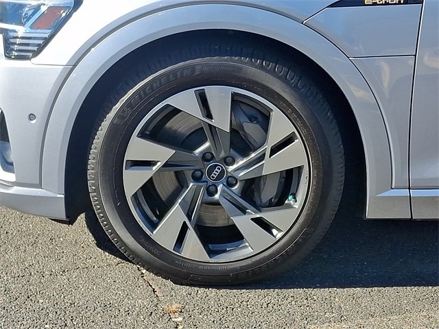 Thumbnail: 2022 Audi e-tron - 8