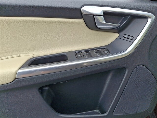 Thumbnail: 2016 Volvo XC60 - 11