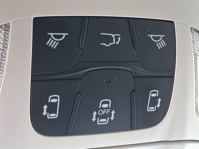 Thumbnail: 2023 Chrysler Voyager - 28