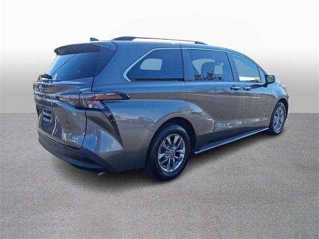 Thumbnail: 2023 Toyota Sienna - 4