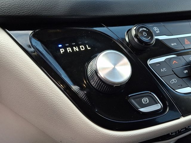 Thumbnail: 2023 Chrysler Voyager - 16