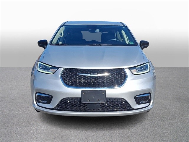 2024 Chrysler Pacifica Touring L photo 2