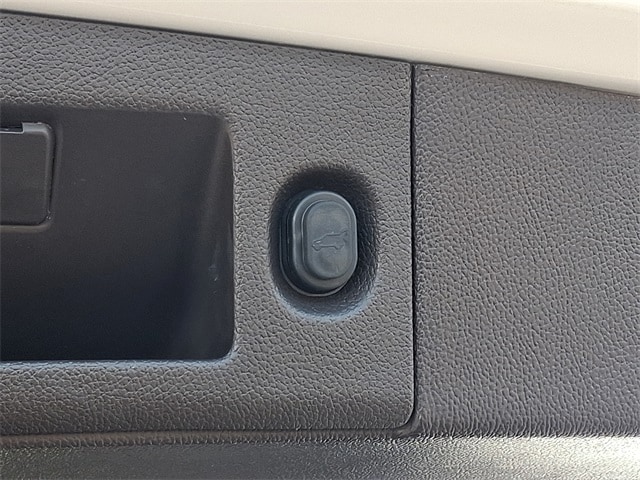 Thumbnail: 2017 GMC Yukon - 34