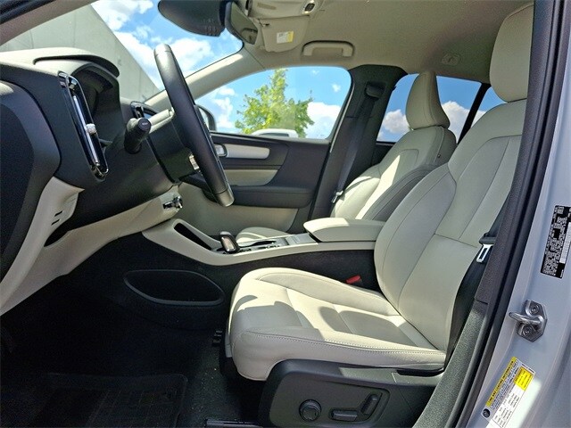 Thumbnail: 2021 Volvo XC40 - 12