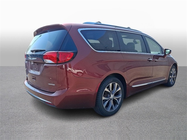 Thumbnail: 2017 Chrysler Pacifica - 4