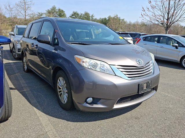 Thumbnail: 2015 Toyota Sienna - 6