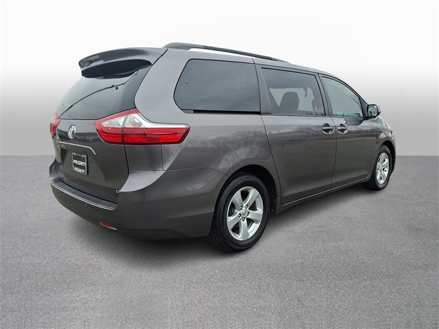 Thumbnail: 2017 Toyota Sienna - 4