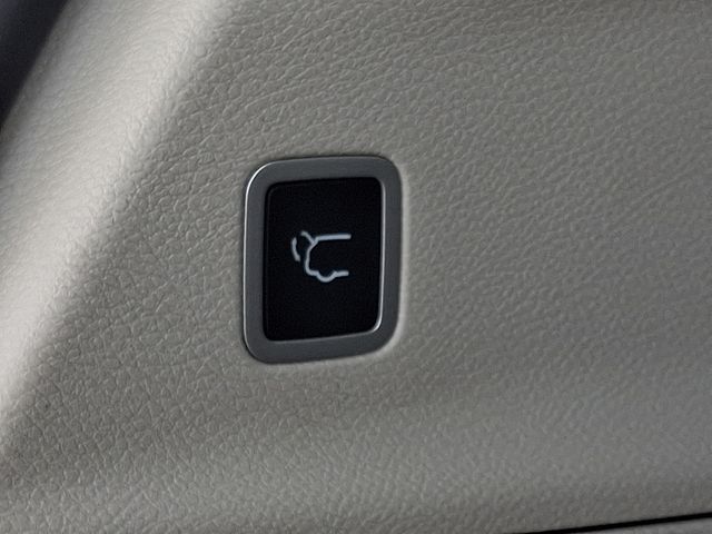 Thumbnail: 2023 Chrysler Voyager - 32