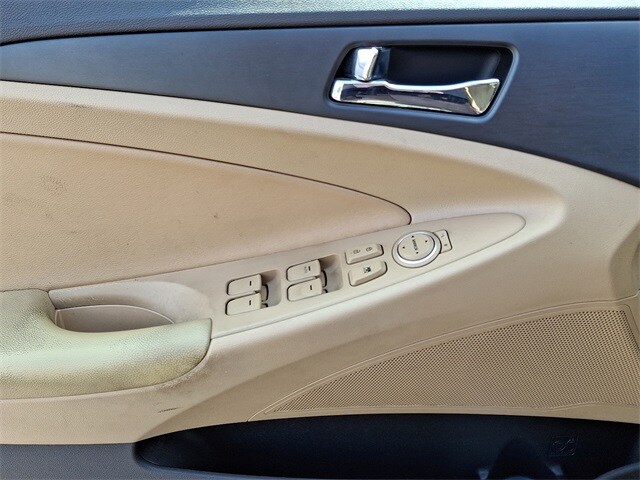 Thumbnail: 2011 Hyundai Sonata - 12