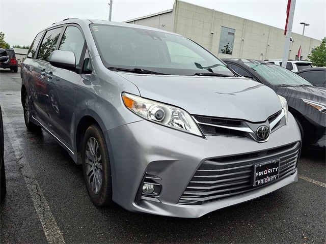 Thumbnail: 2018 Toyota Sienna - 3
